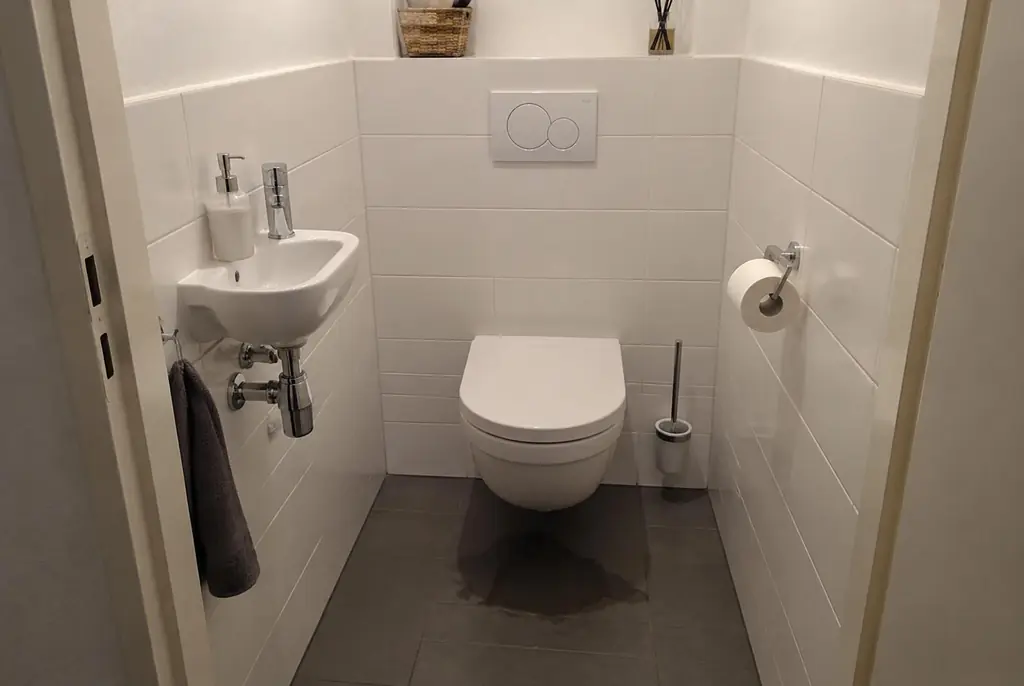 Lekdetectie Schoonhoven – natte vloer bij een toilet