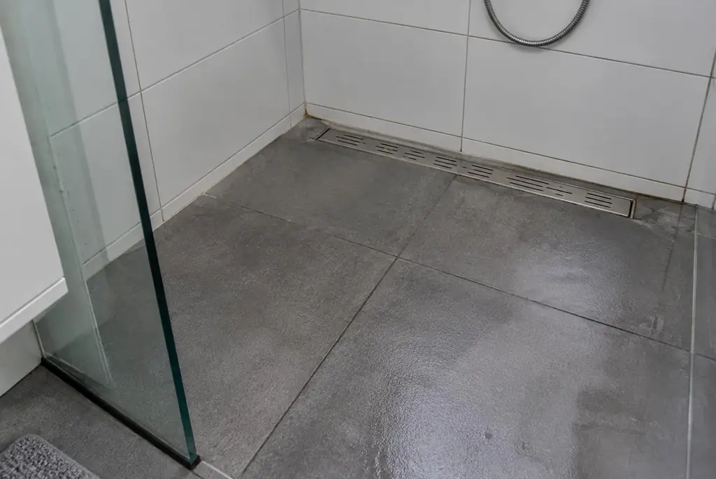 Lekdetectie Schoonhoven – lekkende inloopdouche met natte voegen