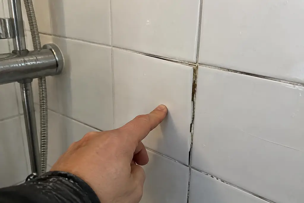Lekdetectie Schoonhoven – losse, holle badkamertegels door een lekkage