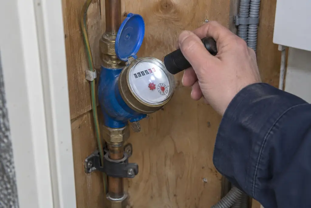 Lekdetectie Schoonhoven – watermeter in de meterkast controleren met een zaklamp